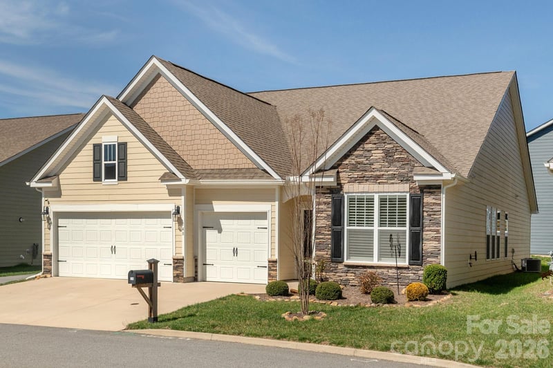 748 Summerfield Place, Flat Rock, NC - 4 beds, 3 baths, 2,291 sqft - $580,000