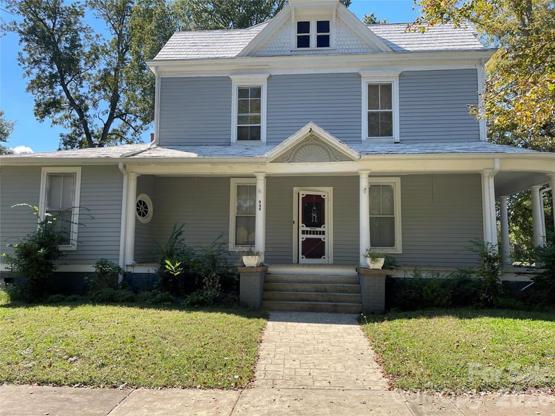 334 Davie Avenue, Statesville, NC - 6 beds, 3,066 sqft - $435,000