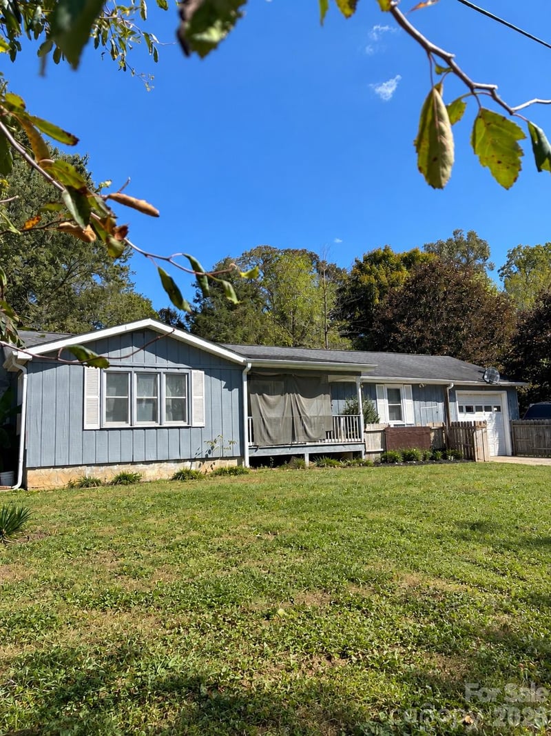 203 Regan Street, East Flat Rock, NC - 3 beds, 2 baths, 1,670 sqft - $289,500