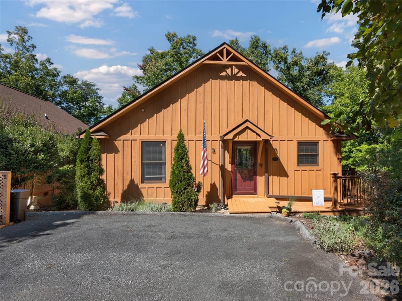 5 Chalet Court, Mill Spring, NC - 2 beds, 2 baths, 1,397 sqft - $474,900