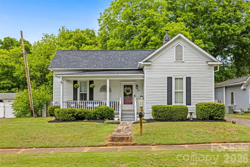 231 E Jefferson Street, York, SC - 2 beds, 1 bath, 1,307 sqft - $245,000