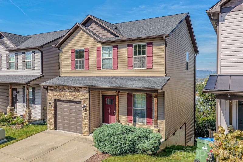 623 Cardwell Lane, Fletcher, NC - 3 beds, 2.5 baths, 1,370 sqft - $345,000