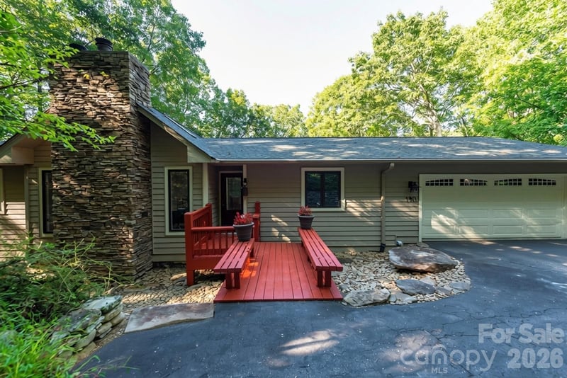 190 Ridgeview Drive, Hendersonville, NC - 3 beds, 3 baths, 2,515 sqft - $542,000