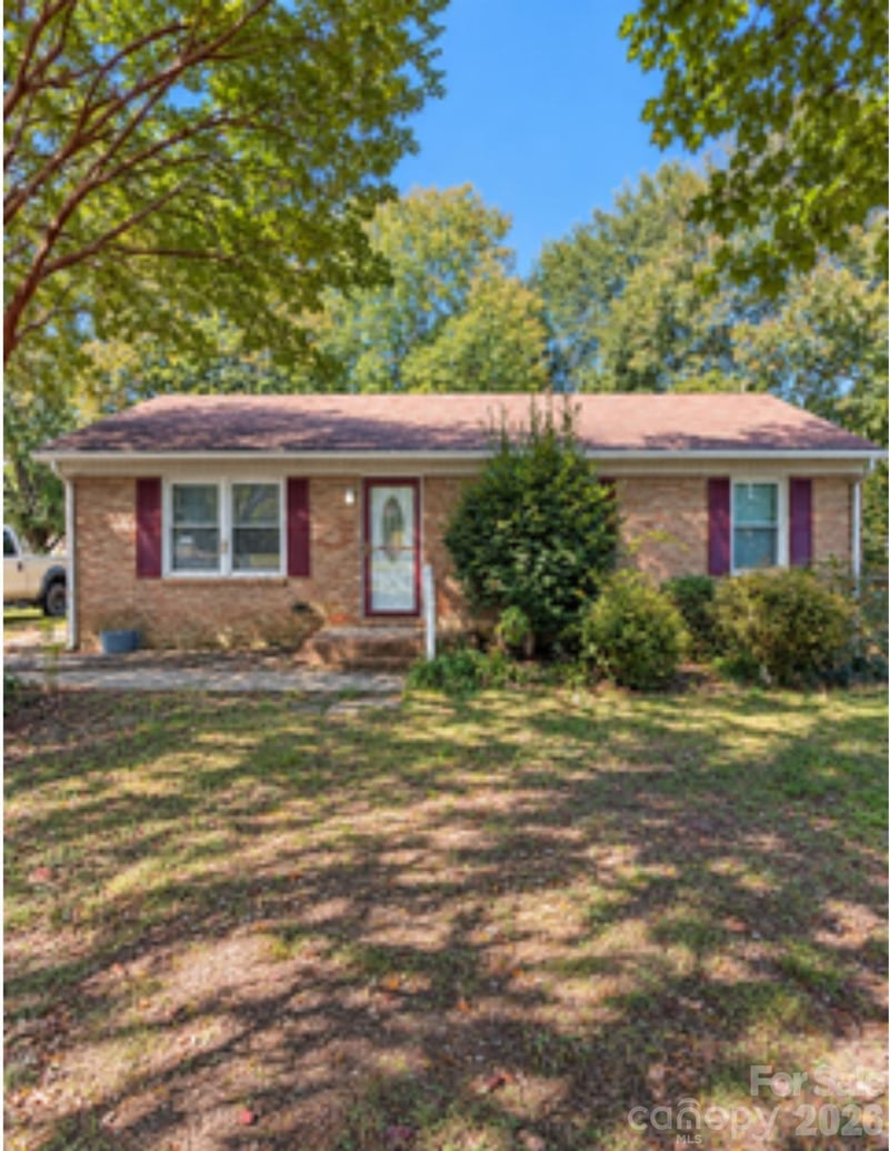 324 Briarwood Drive, Dallas, NC - 3 beds, 1 bath, 1,144 sqft - $185,000