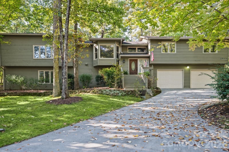 16 Woodvine Lane, Clover, SC - 5 beds, 4.5 baths, 3,197 sqft - $600,000