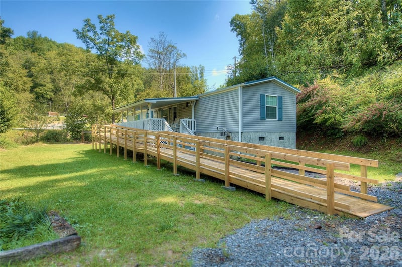 120 Ed Young Road, Burnsville, NC - 3 beds, 2 baths, 924 sqft - $189,000