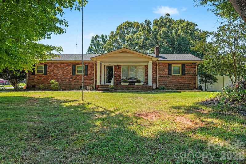 1410 36th Avenue Drive NE, Hickory, NC - 3 beds, 2.5 baths, 2,014 sqft - $330,000