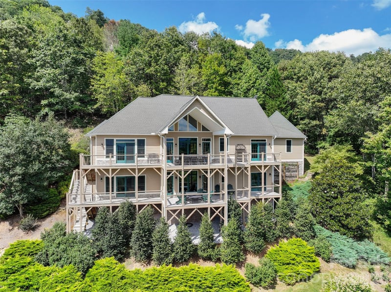 228 Inverness Drive, Waynesville, NC - 4 beds, 4 baths, 3,990 sqft - $1,350,000