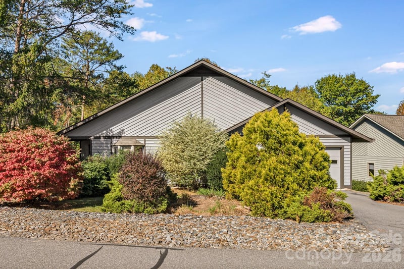 8 Zachary Ridge Road, Asheville, NC - 2 beds, 2 baths, 1,592 sqft - $395,000