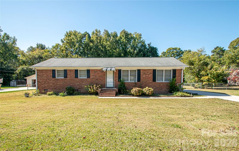 6016 Potter Road, Matthews, NC - 4 beds, 2.5 baths, 1,322 sqft - $299,900