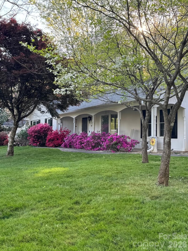 109 Yardley Court, Hendersonville, NC - 2 beds, 2.5 baths, 2,562 sqft - $749,000