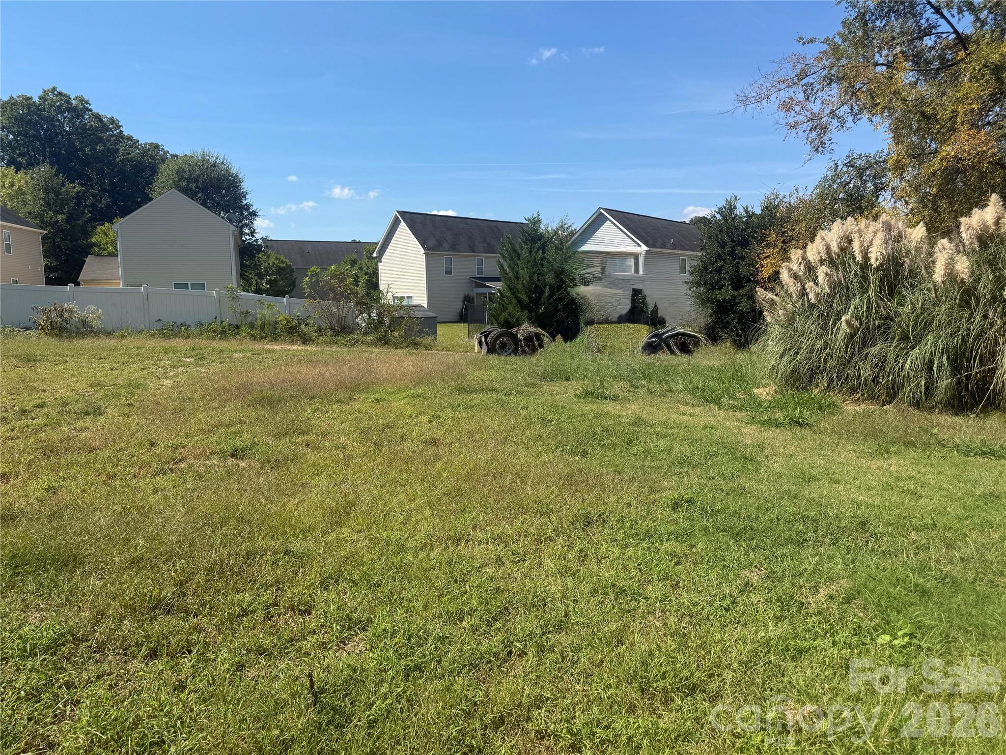 815 Oakdale Rd, Charlotte, NC 28216. property listing photo