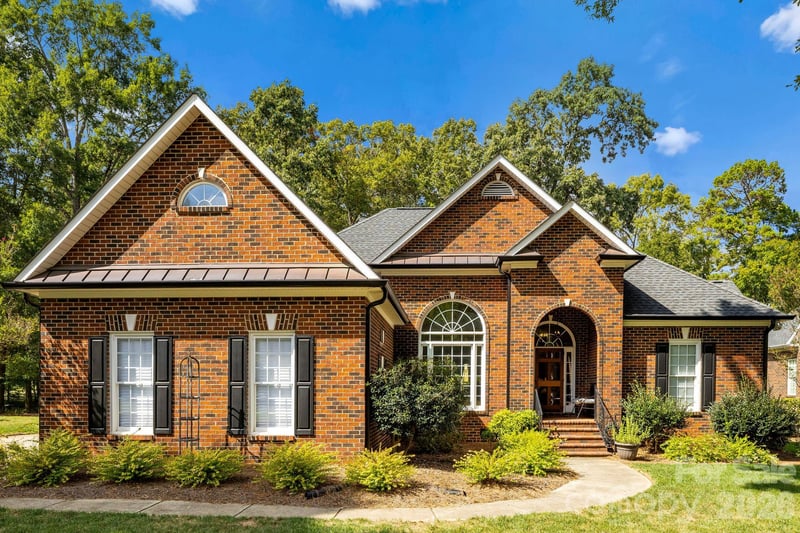 2316 Caernarfon Lane, Matthews, NC - 4 beds, 3.5 baths, 2,818 sqft - $694,900