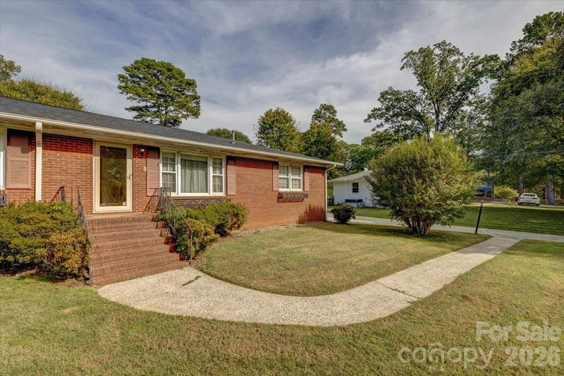 6324 Elmwood Circle Apt 14, Charlotte, NC - 3 beds, 1.5 baths, 1,419 sqft - $305,000