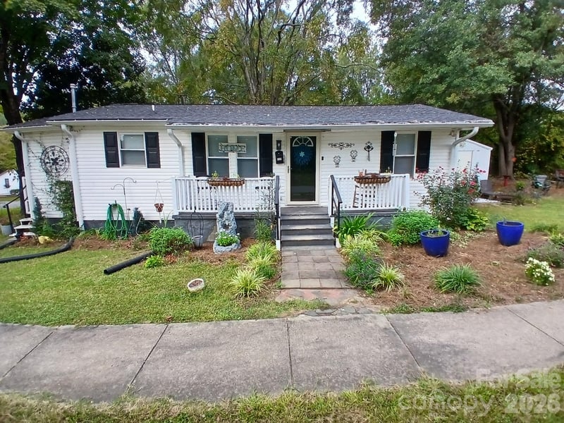 115 S Davis Street, Dallas, NC - 2 beds, 1 bath, 825 sqft - $219,500