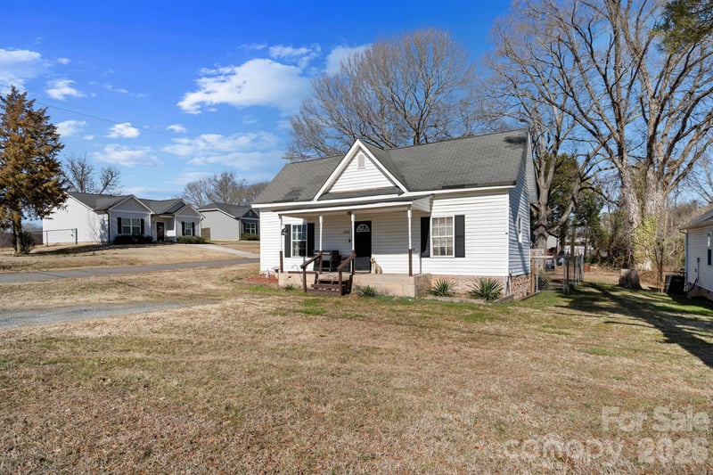1242 W Airline Avenue, Gastonia, NC - 2 beds, 1 bath, 1,079 sqft - $144,000