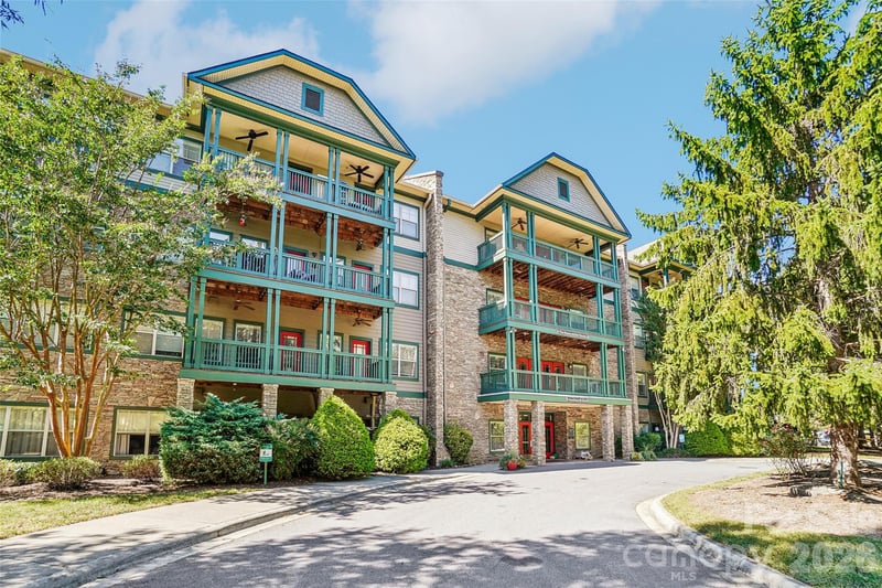 9 Kenilworth Knolls Apt 201, Asheville, NC - 2 beds, 2 baths, 1,130 sqft - $275,000