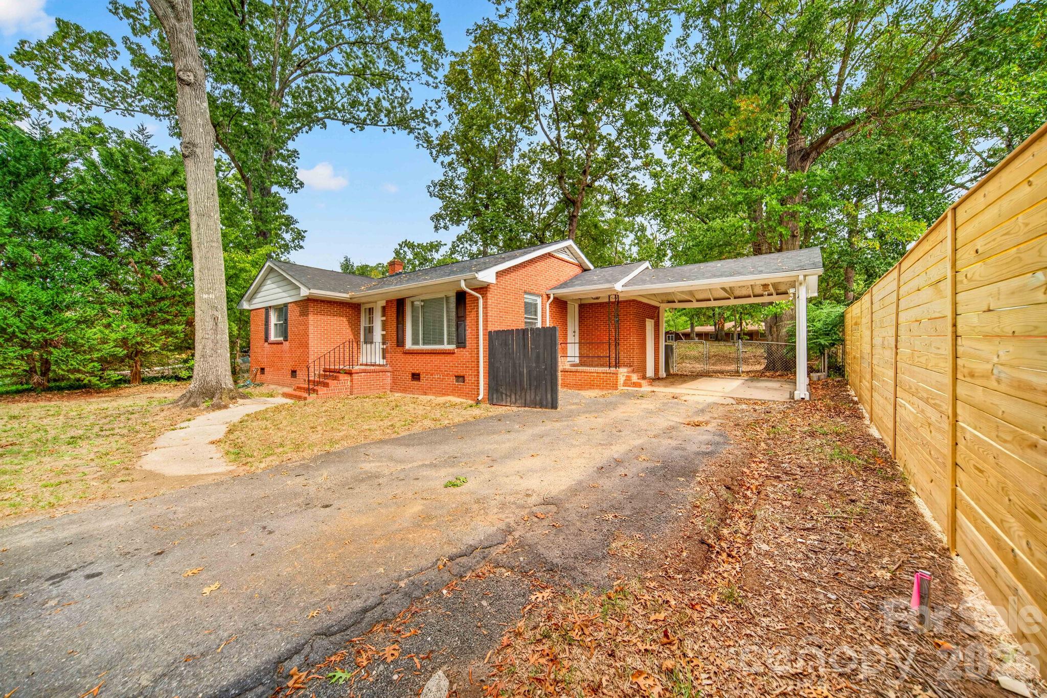 706 Brian Cir, Pineville, NC 28134. property listing photo
