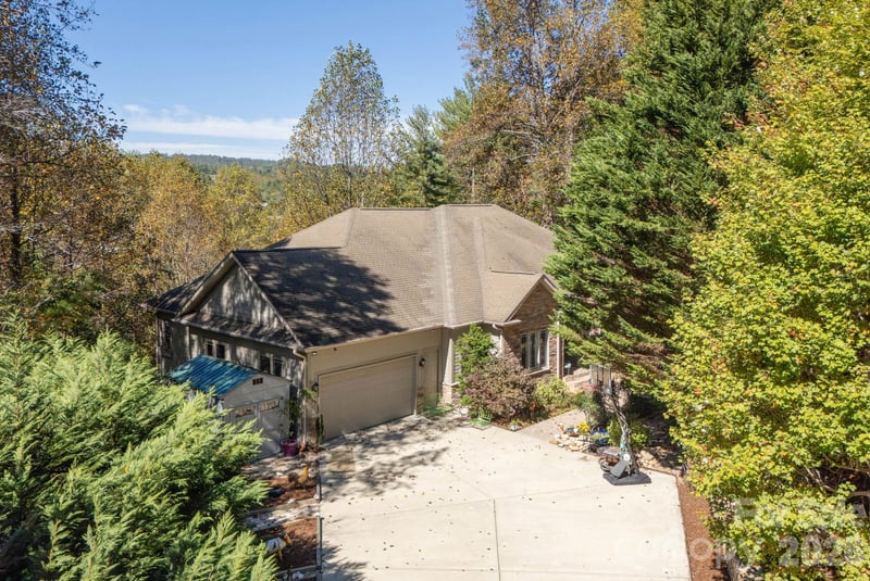 111 Cub Run, Flat Rock, NC - 4 beds, 4.5 baths, 5,040 sqft - $1,275,000