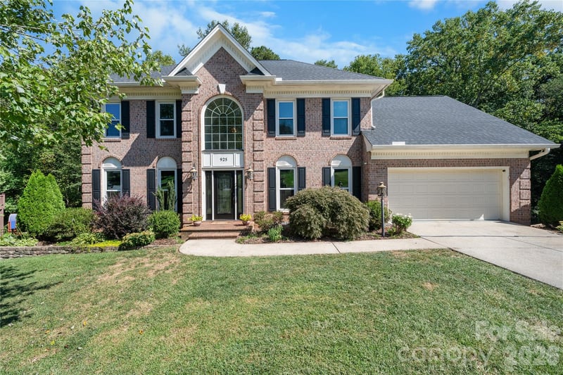 925 38th Avenue NE, Hickory, NC - 5 beds, 3.5 baths, 4,346 sqft - $650,000