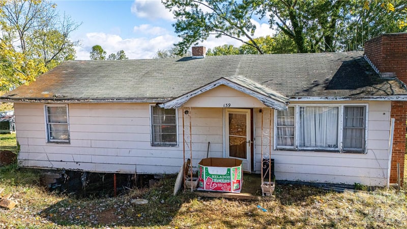 139 Brickyard Road, Asheville, NC - 3 beds, 2 baths, 1,008 sqft - $189,000
