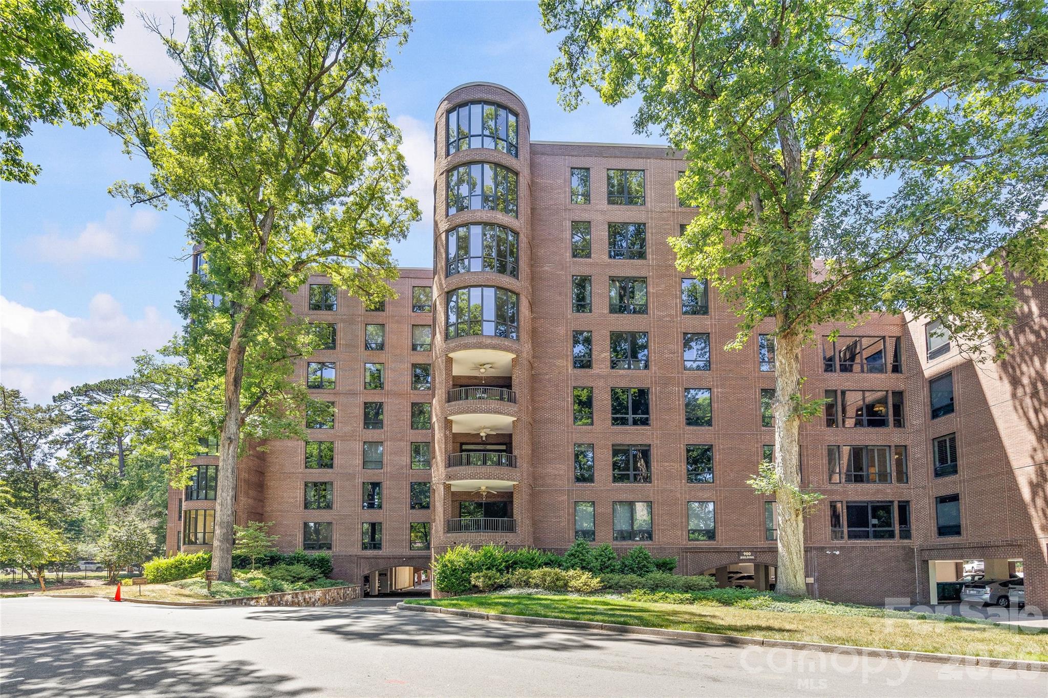 922 Cherokee Rd, Charlotte, NC 28207. property listing photo