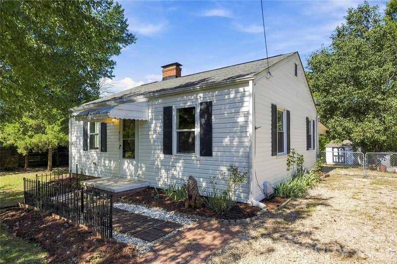 915 Skyway Drive, Kannapolis, NC - 2 beds, 1 bath, 856 sqft - $222,500