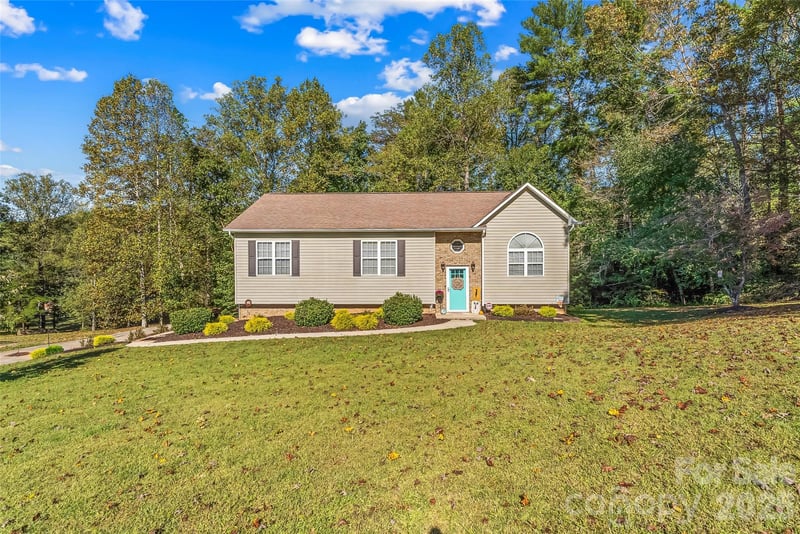 3105 Lyndhurst Drive, Lenoir, NC - 3 beds, 2.5 baths, 1,909 sqft - $320,000