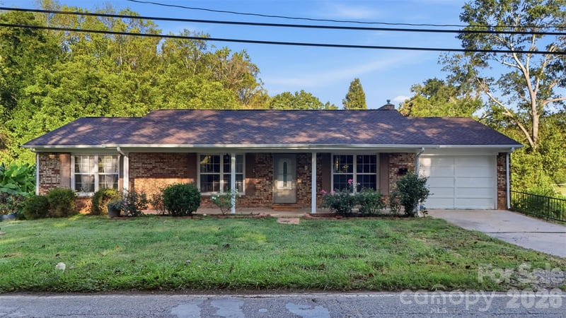 807 N Oakland Street, Dallas, NC - 5 beds, 3.5 baths, 3,100 sqft - $349,900