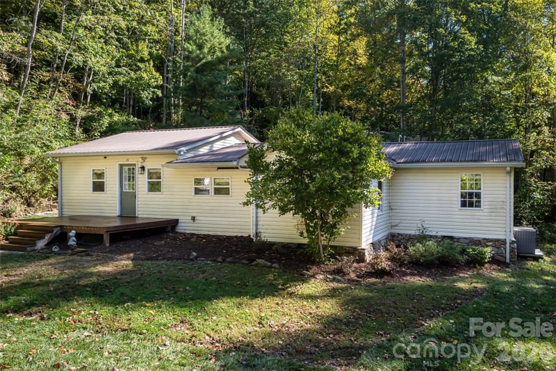 89 Sayles Town Road, Fairview, NC - 2 beds, 2 baths, 1,353 sqft - $389,000