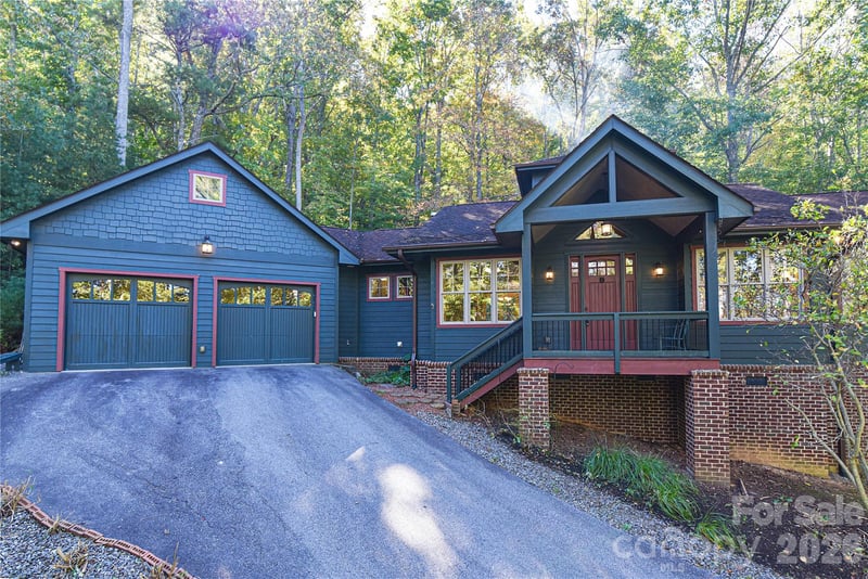 39 Oak Hollow Drive, Asheville, NC - 3 beds, 3 baths, 1,900 sqft - $600,000