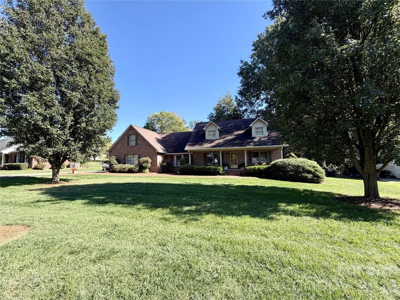 990 Royal Drive, Lincolnton, NC - 3 beds, 2.5 baths, 2,946 sqft - $499,900