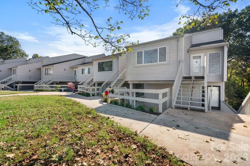 1050 21st Avenue NW Apt 14, Hickory, NC - 2 beds, 1 bath, 925 sqft - $180,000