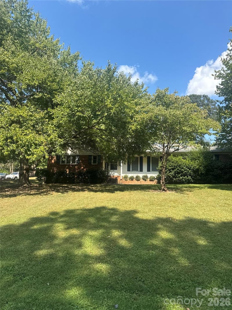 402 Sunset Circle, Dallas, NC - 3 beds, 2 baths, 1,552 sqft - $250,000