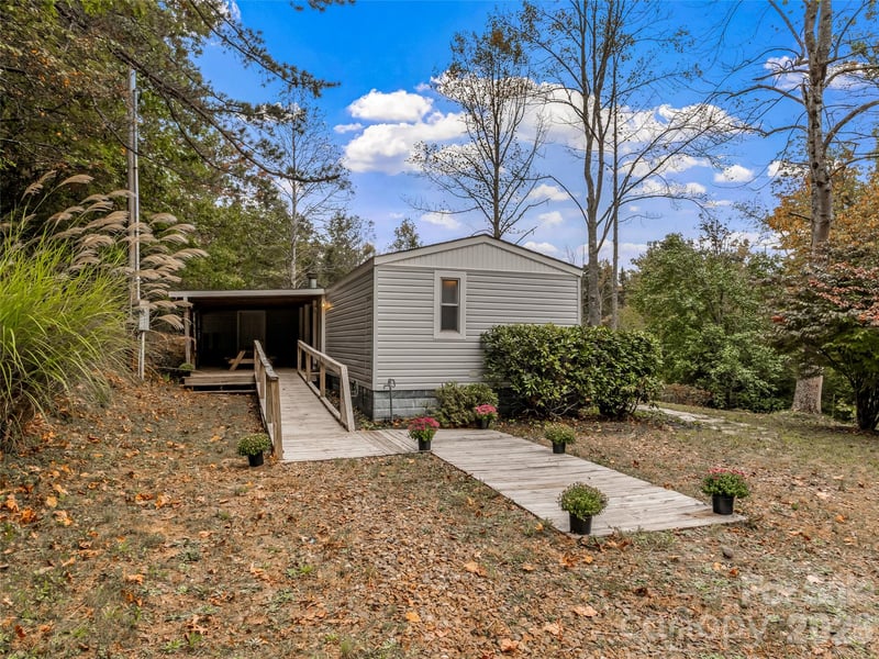 50 Wild Iris Drive, Burnsville, NC - 2 beds, 2 baths, 925 sqft - $225,000