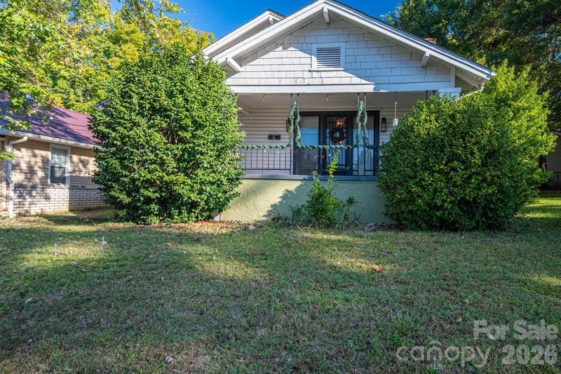 407 3rd Avenue SE, Hickory, NC - 2 beds, 1 bath, 1,140 sqft - $214,900