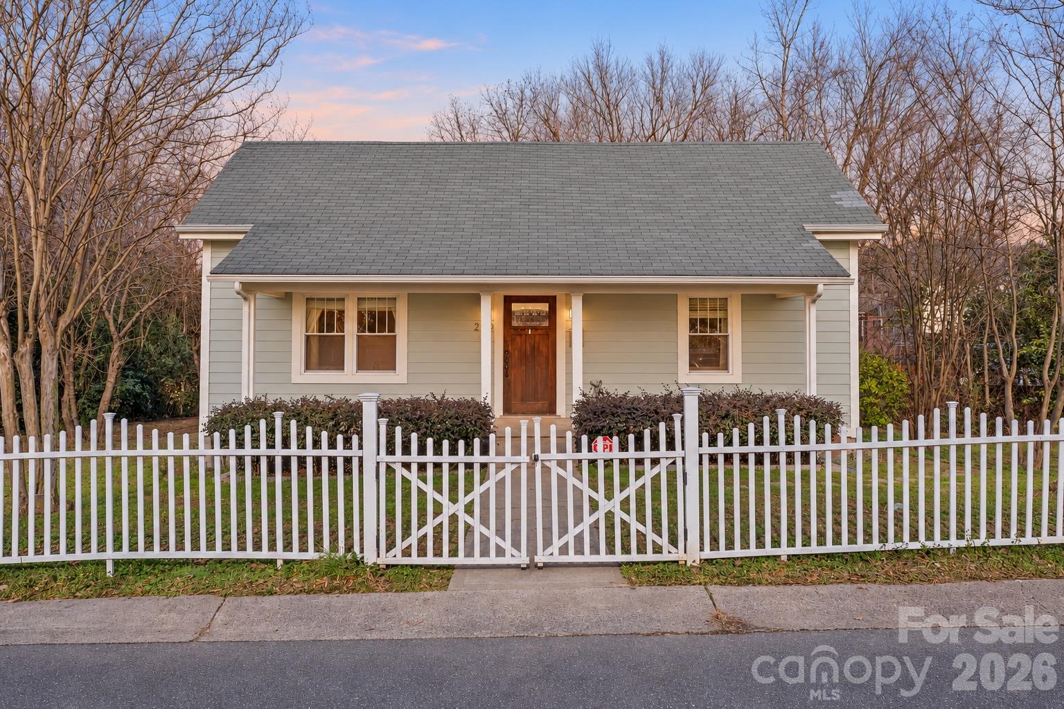 2815 N Myers St, Charlotte, NC 28205. property listing photo