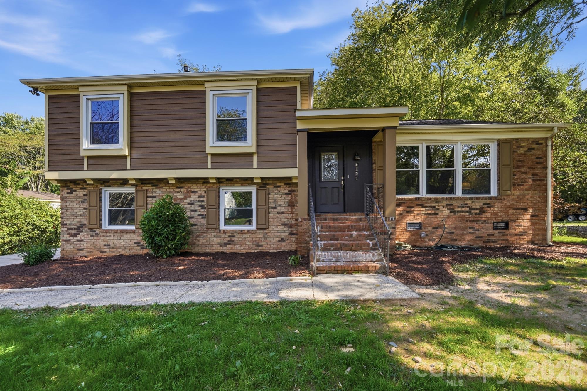6131 Coach Hill Ln, Charlotte, NC 28212. property listing photo