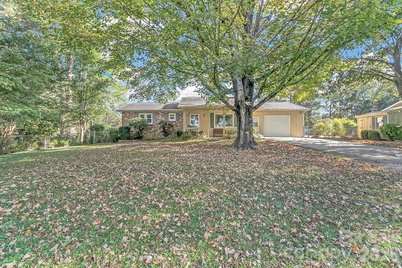 1 Dewberry Lane, Hendersonville, NC - 2 beds, 2 baths, 1,236 sqft - $350,000