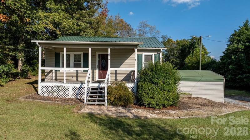 617 Hawthorne Street, Hudson, NC - 2 beds, 1 bath, 879 sqft - $189,900