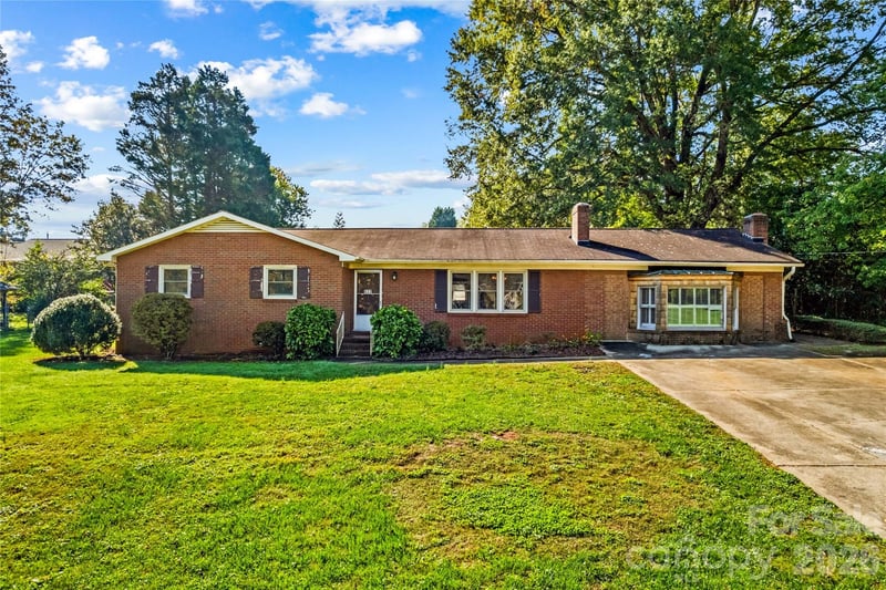 522 Carolina Avenue N, Statesville, NC - 3 beds, 2.5 baths, 2,104 sqft - $260,000