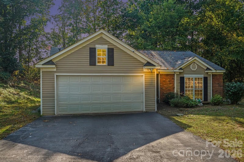 706 White Oak Lane, Matthews, NC - 3 beds, 2 baths, 1,222 sqft - $345,000