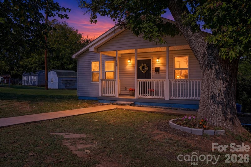2996 1st Avenue NW, Hickory, NC - 2 beds, 1 bath, 777 sqft - $185,000