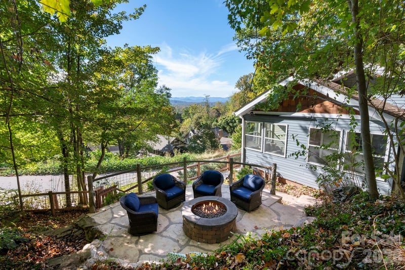 2 Skyview Place, Asheville, NC - 3 beds, 2 baths, 1,425 sqft - $750,000