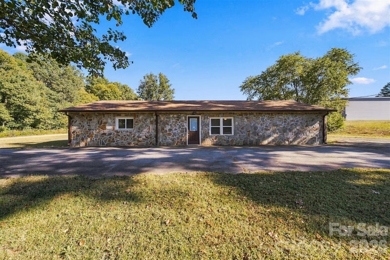 1202 Airport Rhodhiss Road, Hickory, NC - 2 baths - $199,000