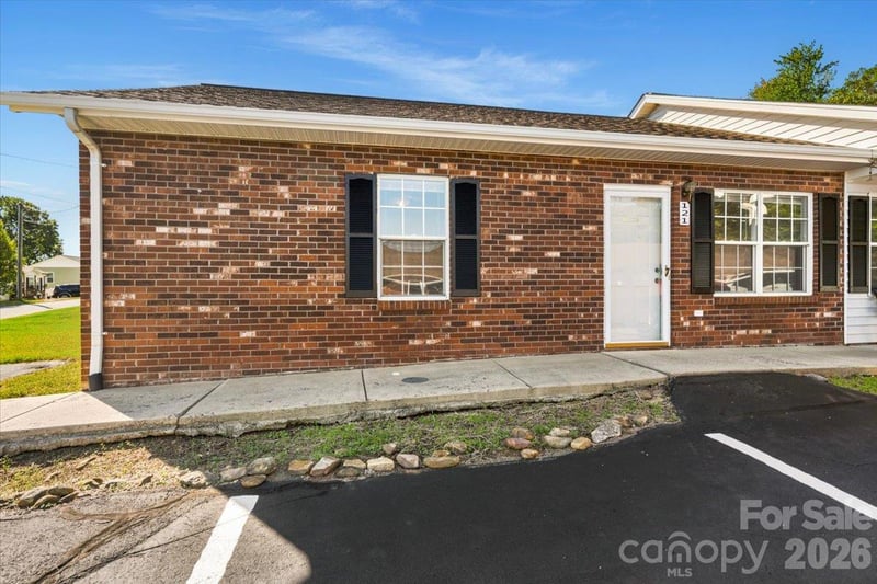 121 24th Street NW, Hickory, NC - 2 beds, 1.5 baths, 1,003 sqft - $164,900