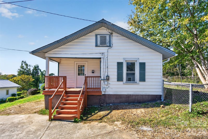 611 Center Street, Lenoir, NC - 2 beds, 1 bath, 692 sqft - $145,000