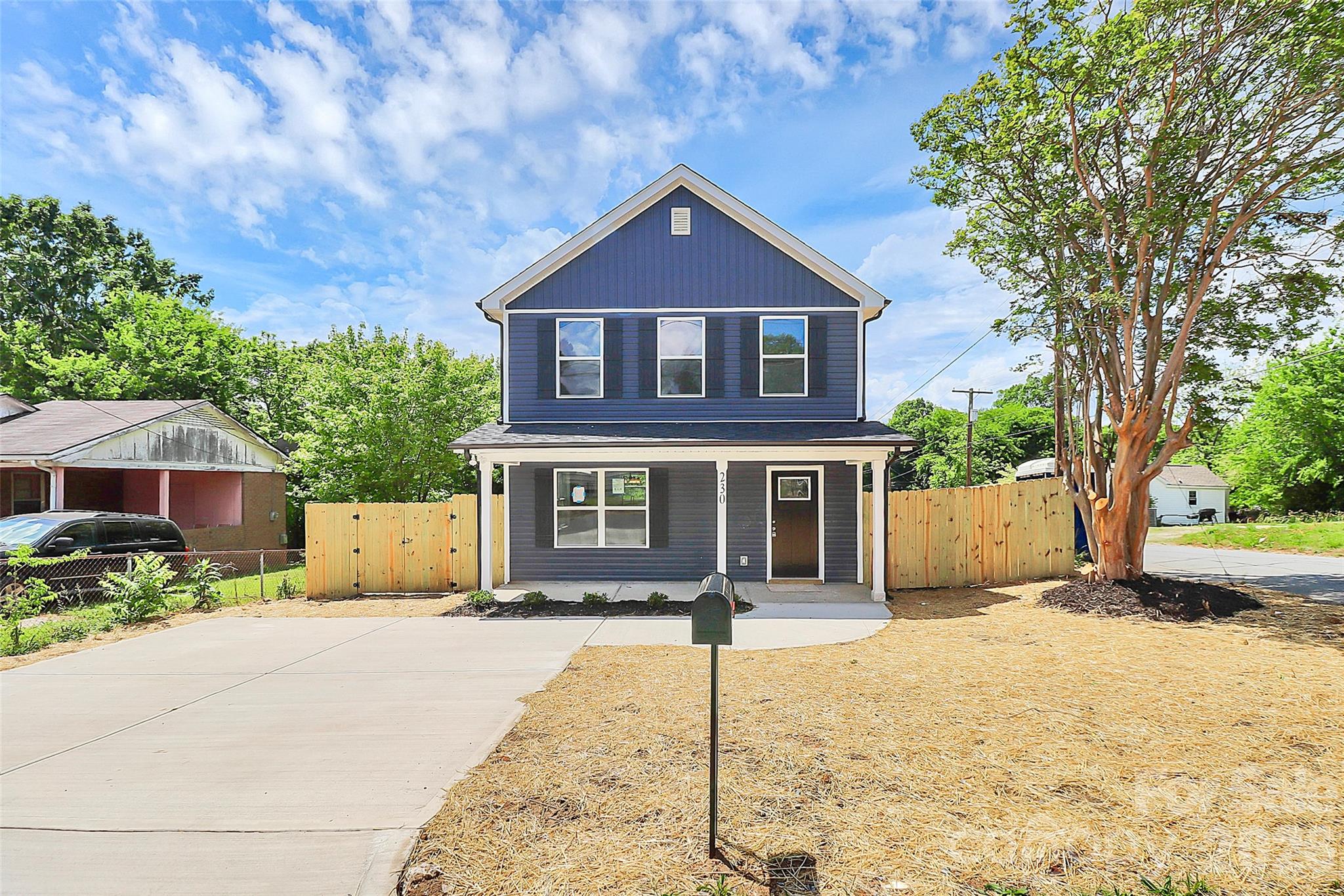 18 4th Ave, Hickory, NC 28602. property listing photo