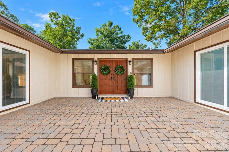 4024 Wandering Lane, Hickory, NC - 4 beds, 3 baths, 2,444 sqft - $450,000