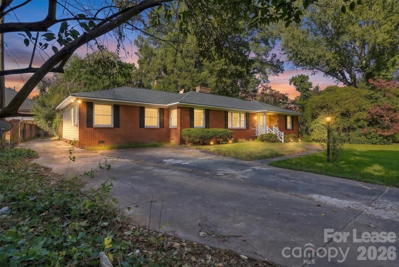 618 Shelton Street, Charlotte, NC - 3 beds, 3 baths, 2,420 sqft - $3,200/mo